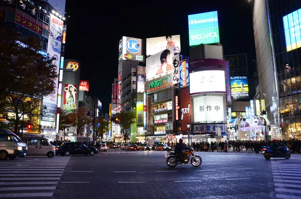 TOKIO, JAPÓN - 28 DE NOVIEMBRE: Shibuya es conocido como un centro de moda juvenil en Japón —  Fotos de Stock