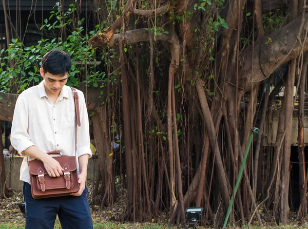 Модний молодий чоловік зі шкіряною сумкою — стокове фото