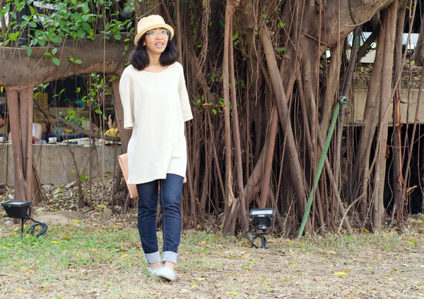 Jeune fille de la mode avec sac à main — Photo