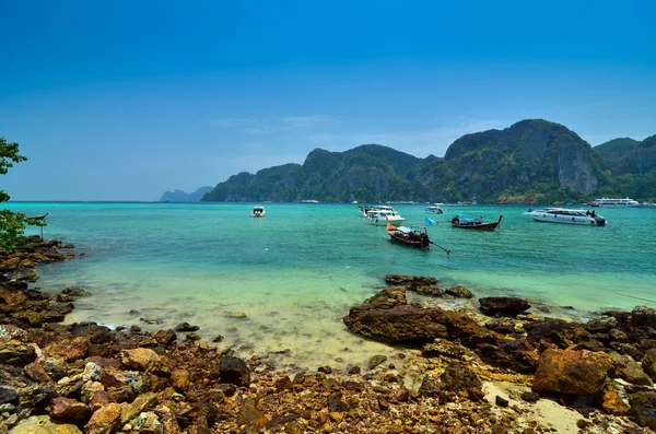 Boats, sea and cliffs at koh Phi-Phi, Thailand — Stock Photo, Image