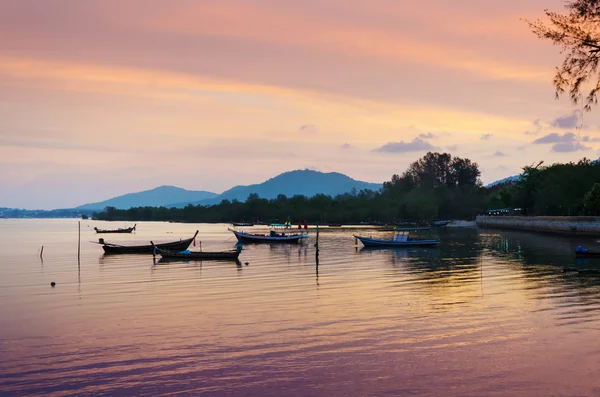 Tradycyjny tajski długi ogon łodzi na zachodzie słońca — Zdjęcie stockowe