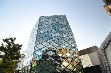 Tokyo'da binanın rhomboid-grid cam