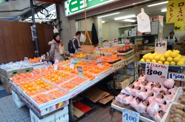 Tokyo, Japonya - 22 Kasım 2013: Pazar sokak, Ameyoko olduğunu hangi 