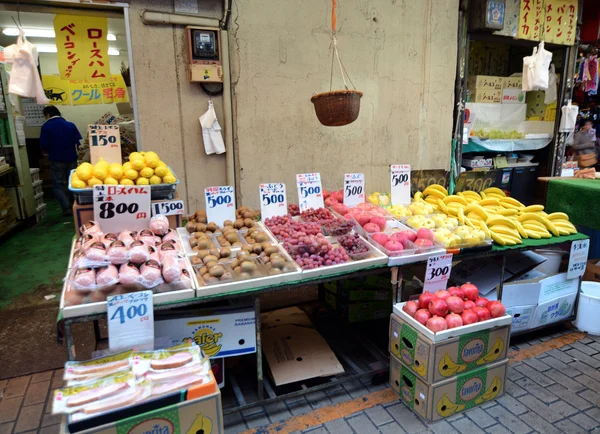 Tokyo, Japan - den 22 November, 2013: Ameyoko är marknadsgatan, som — Stockfoto