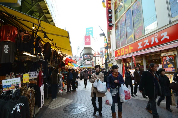 TOKYO, JAPÃO - NOVEMBRO 22: Mercado de Ameyoko no distrito de Ueno em — Fotografia de Stock