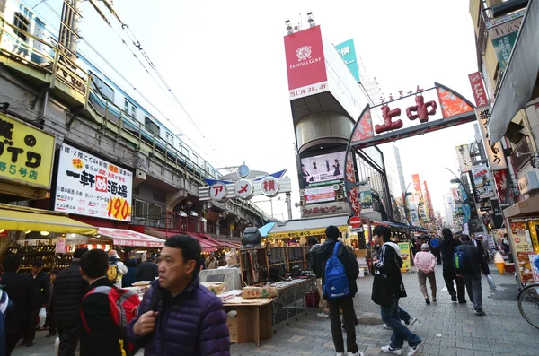 Tokyo, Japonsko - 22. listopadu: ameyoko trh v okrese ueno — Stock fotografie