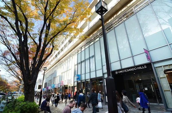 Tokyo - nov 24: mensen winkelen bij omotesando heuvels, tokyo, japan — Stockfoto