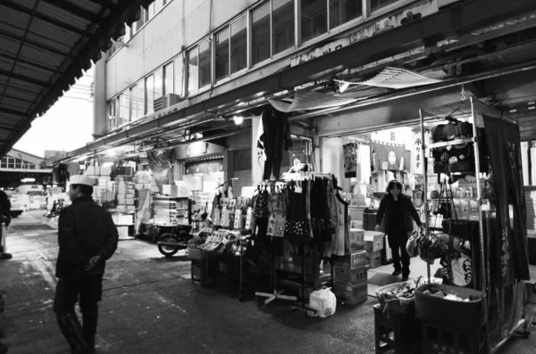 TOKIO, JAPÓN - 26 NOV 2013: El mercado de Tsukiji es un gran mercado para el pescado —  Fotos de Stock