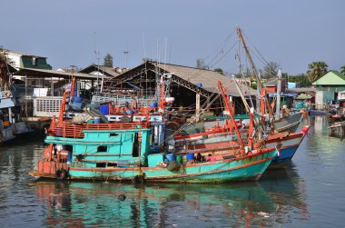 Thai balıkçı tekneleri demirleyen 