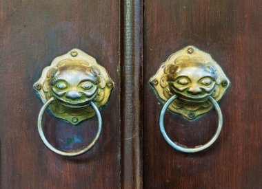 Aslan başlı Çin kapı.