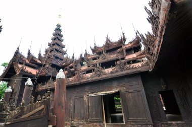 shwenandaw kyaung Tapınağı'nda ahşap heykel oyma