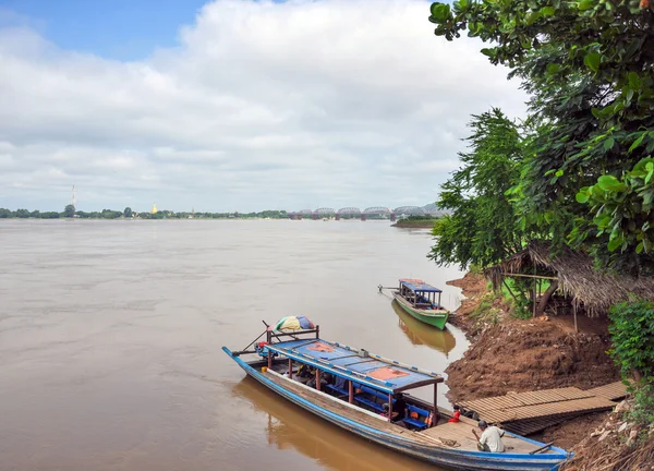 Łodzie na rzeki Irawadi, mingun, sagaing region, myanmar — Zdjęcie stockowe