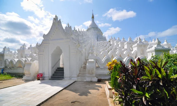 Biała pagoda świątyni paya hsinbyume (mya thein dan pagody) — Zdjęcie stockowe