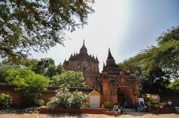 BAGAN, MYANMAR - 9 de octubre: Htilominlo Templo de entrada con turista esperando para entrar en el templo — Foto de Stock