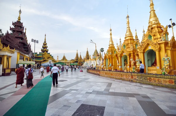 RANGOON, MYANMAR - 11 de octubre de 2013: Pagoda Shwedagon en Rangún —  Fotos de Stock
