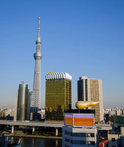 Tokyo-Himmelsbaum vom Asakusa-Wolkenkratzer in Tokio aus gesehen — Stockfoto