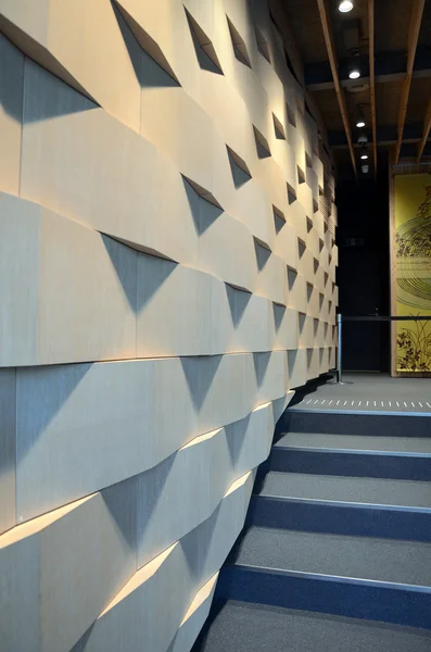 Pared interior geométrica de madera texturizada abstracta — Foto de Stock