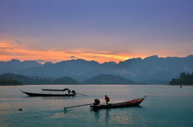 gün batımında geleneksel Tay uzun kuyruk tekneler 