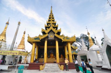 Yangon, myanmar - 11 Ekim: iz üzerinde tanımlanamayan hacılar