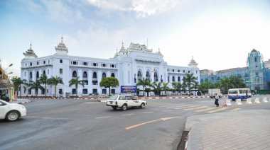 Yangon, myanmar - 12 Ekim 2013: şehir merkezinde trafik yangon