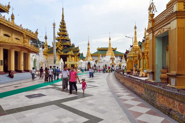 Rangoon, myanmar - 11 Ekim 2013: shwedagon pagoda rangoon içinde — Stok fotoğraf