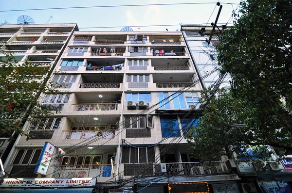 Yangon, Mianmar - 2013. október 12. - homlokzata lerobbant lakásépítés — Stock Fotó