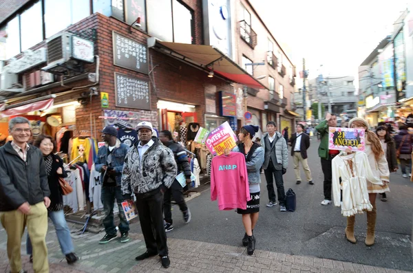 Tokyo, Japonsko - 24. listopadu: dav na ulici harajuku takeshita — Stock fotografie