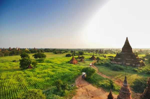 Salida del sol en los templos antiguos, Bagan, Myanmar — Foto de Stock