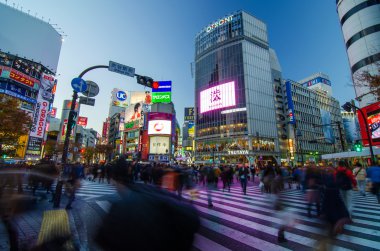 Tokyo - 28 Kasım 2013: yayalar, shibuya bölgesi ünlü geçiş