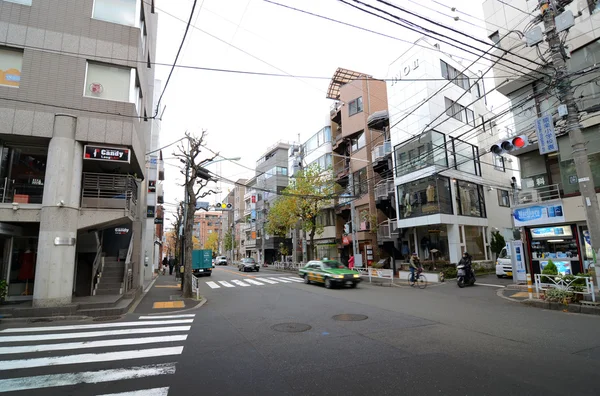 TOKYO - 28 NOVEMBRE 2013: Traffico all'incrocio del distretto di Daikanyama — Foto Stock