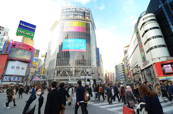 11 月 28 日東京都: 渋谷地区の有名な交差点で歩行者 — ストック写真