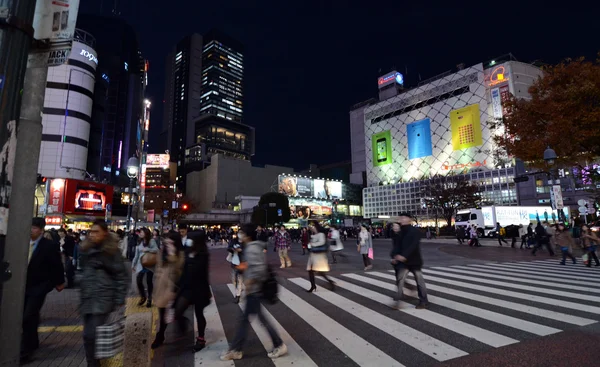 11 月 28 日東京都: 渋谷地区の有名な交差点で歩行者 — ストック写真