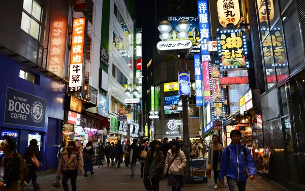 Tokyo, japan - 28 november: shibuya is bekend als een centrum van de mode jeugd in japan — Stockfoto