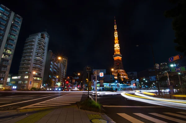 Tokyo, Japán - november 28: Nézd a forgalmas utcán éjjel, a Tokiói torony — Stock Fotó