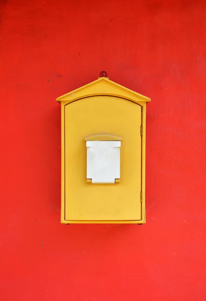 Boîte aux lettres décorée sur fond rouge — Photo