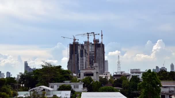 Budova ve výstavbě a zamračená obloha — Stock video
