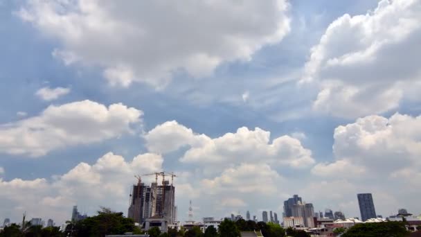 时间流逝下建设的多云的天空，在曼谷，泰国的建筑 — 图库视频影像