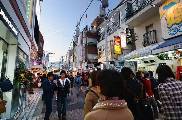 Tokio - 24. November: Menschen, überwiegend Jugendliche, laufen durch die Takeshita-Straße — Stockfoto