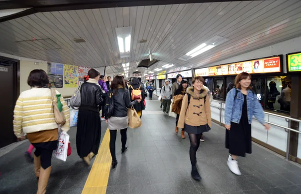 ТОКИО - 24 НОЯБРЯ: Люди путешествуют на станции Харадзюку — стоковое фото