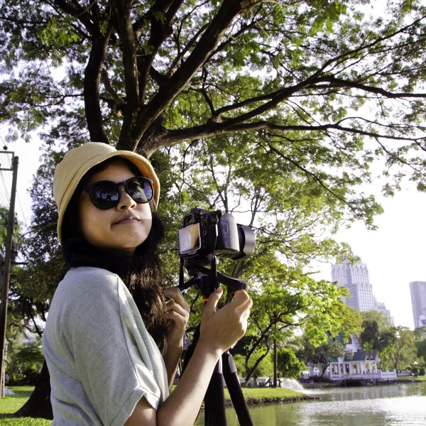 Ragazza con macchina fotografica nel parco pubblico — Foto Stock