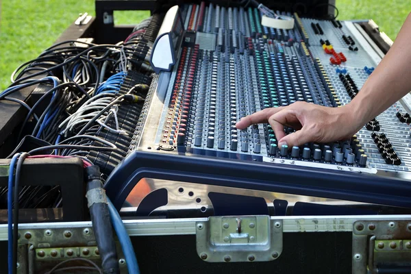 Sound engineer at mixing desk — Stock Photo, Image