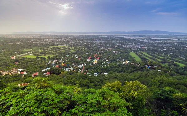 Vista de Ponorama del paisaje, templos y pagodas vistas desde mandal — Foto de Stock