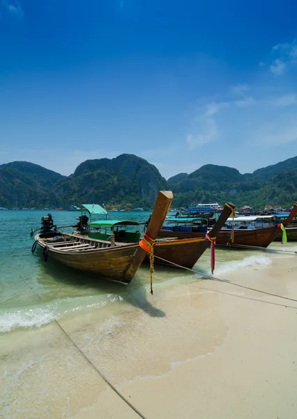 Long Tail Boats at Phi Phi Leh island, Phuket, Thailand — Stock Photo, Image