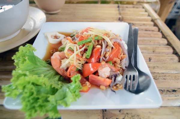 热的和辛辣的木瓜沙拉、 什锦的蔬菜和海鲜. — 图库照片