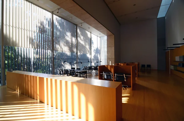 Interior de la biblioteca moderna — Foto de Stock