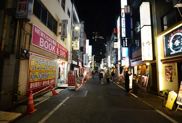TOKYO - NOVEMBER 23: Street life in Shinjuku — Stock Photo, Image