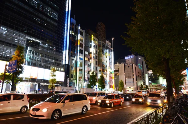 TOKYO - NOVEMBER 23: Street life in Shinjuku District — Stock Photo, Image