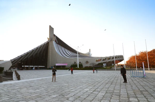 Tokio, Japonia - 20 listopada: ludzie odwiedzają yoyogi national gymnasium — Zdjęcie stockowe