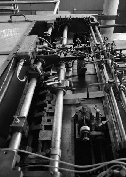 Máquina enferrujada na fábrica, tom preto e branco — Fotografia de Stock