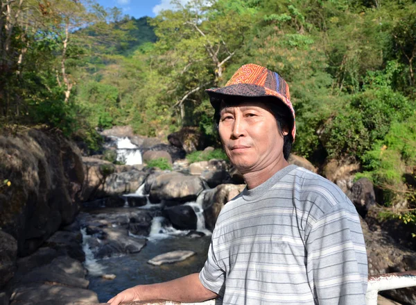 Homem sênior desfrutando da cachoeira — Fotografia de Stock
